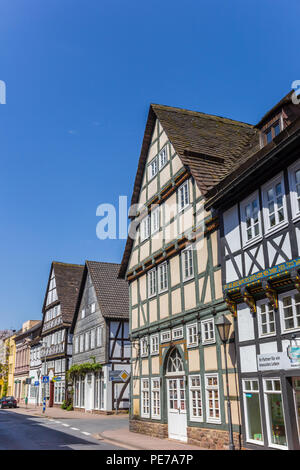 Rue avec maisons à colombages à Hoxter, Allemagne Banque D'Images