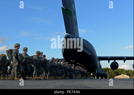 Les soldats de la 82e Division aéroportée se préparent à charger sur un C-17 Globemaster III le 28 octobre 2015 à Pape Army Airfield, N.C., au cours d'une opération conjointe de l'exercice d'accès. JOAX est conçu pour améliorer la cohésion entre l'armée et de la Force aérienne, permettant à la fois l'occasion d'exécuter des services de l'équipement et du personnel diminue. (U.S. Air Force photo/Senior Airman Cox Divine) Banque D'Images