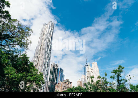 La ville de New York, USA - 20 juin 2018 : Low angle view of skyscrapers against blue sky in Financial District de New York Banque D'Images