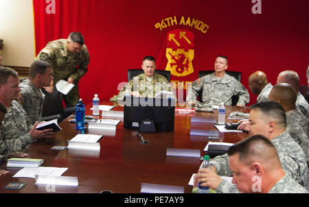 Vice-chef d'état-major de l'Armée Le Général Daniel B. Allyn est informé par le brig. Le général Eric L. Sanchez, le général commandant de la 94e armée et la défense antimissile, et par plusieurs hauts dirigeants clés de la commande 2 novembre 2015, sur les capacités de global de l'appareil et la façon dont elle mène de commandement de mission lors de sa visite à la 94e au Siège de l'AAMDC Joint Base Harbor-Hickam Pearl, Washington. Banque D'Images