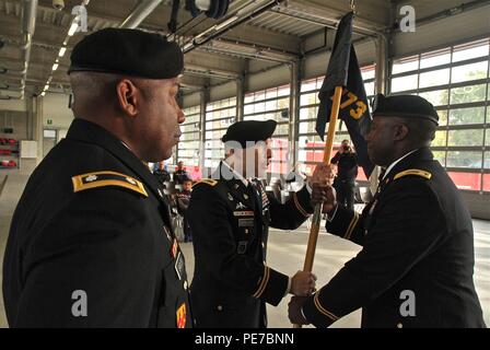 Le colonel Miguel Castellanos, centre, commandant de la 361e Brigade des affaires civiles, passe de la 773e unité de l'équipe de soutien civil guidon à nouveau commandant Le Lieutenant-colonel U.L. Armstrong, droite, au cours de la 773e cérémonie de passation de commandement, le 30 octobre 2015, à Halle, en Belgique. 773e sortant, le Lieutenant-colonel commandant Sandy Sadler, gauche, stands et montres. (Photo par le sergent. Rick Scavetta, 7e l'appui aux missions du Bureau des affaires publiques de commande) Banque D'Images