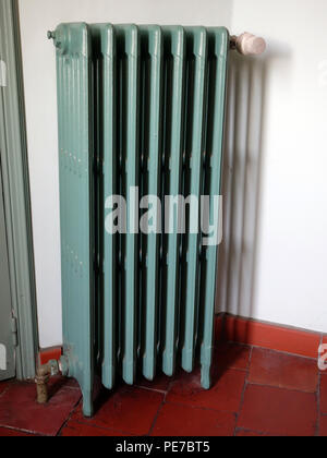 Radiateur en fonte Vintage français Banque D'Images