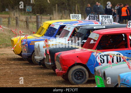 L'herbe de l'automobile Mini-voitures sur une piste de course Banque D'Images