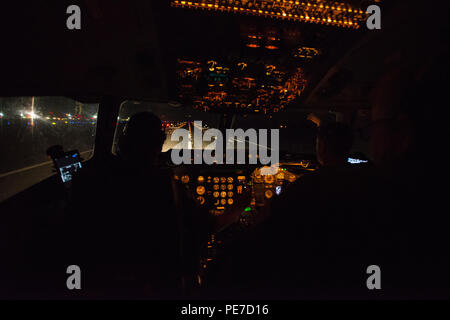 Une équipe de pétroliers KC-10 Extender descend la piste en taxi en préparation d'une mission de ravitaillement aérien lors de l'exercice Ultimate Reach le 4 novembre 2015, dans le cadre de Trident Juncture. Huit KC-10 rencontrent sept avions de transport C-17 Globemaster III au-dessus de l'Atlantique pour se ravitailler en grande formation, permettant un vol transatlantique vers l'Espagne pour le déploiement de plus de 500 soldats aéroportés. L’exercice démontre la capacité de transport aérien stratégique, de préparation opérationnelle, de coordination multinationale et de ravitaillement en vol. Banque D'Images
