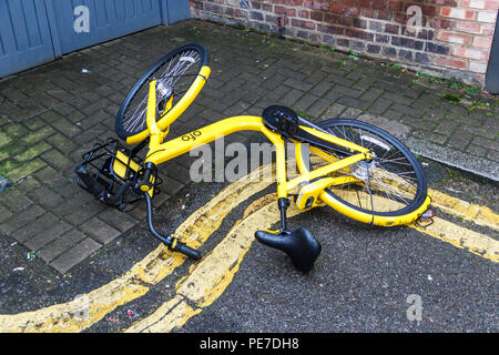 Une location partagée Ofo jaune abandonné d'une manière irréfléchie sur double lignes jaunes dans une ruelle à Islington, Londres, Royaume-Uni Banque D'Images