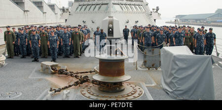 SEMBAWANG, Singapour - (nov. 6, 2015) - Le Cmdr. Christopher Brown, LCS 102 Équipage Commandant, le cmdr. Michael Atwell, LCS 102 Équipage commandant et le Cmdr. Lex Walker, commandant adjoint du 7 Escadron de rejoindre leurs équipes pour une cérémonie de passation de commandement sur le gaillard de USS Fort Worth (LCS) 3. En ce moment sur une rotation de 16 mois déploiement à l'appui de l'Asia-Pacific rééquilibrer, Fort Worth est un navire de guerre rapide et agile sur mesure pour patrouiller les eaux littorales de la région et travailler à coque coque avec des marines, partenaire fournissant 7e flotte avec les capacités flexibles dont elle a besoin maintenant et à l'usb Banque D'Images