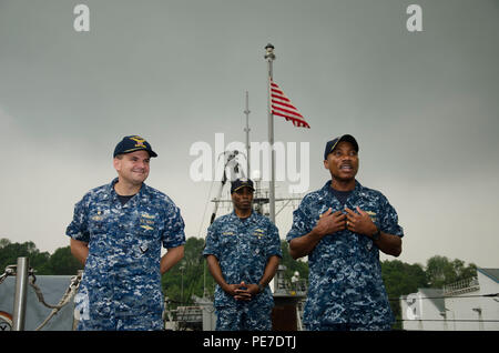 SEMBAWANG, Singapour - (nov. 6, 2015) - Le Cmdr. Christopher Brown, LCS 102 Équipage Commandant, droite, transfert le commandement du littoral lutte contre le USS Fort Worth (LCS 3) pour le commander. Michael Atwell, gauche, LCS 102 Équipage Commandant, à une cérémonie de passation de commandement supervisé par le Cmdr. Lex Walker, commandant adjoint de la 7 e Escadre de destroyers. En ce moment sur une rotation de 16 mois déploiement à l'appui de l'Asia-Pacific rééquilibrer, Fort Worth est un navire de guerre rapide et agile sur mesure pour patrouiller les eaux littorales de la région et travailler à coque coque avec des marines, partenaire fournissant 7e flotte avec les capacités flexibles Banque D'Images