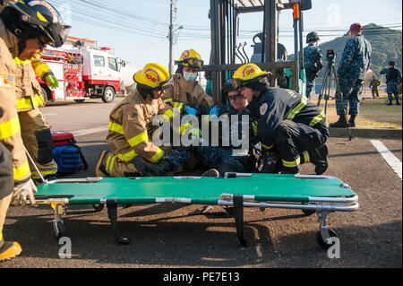 151105-N-NY430-059 SASEBO, Japon (nov. 5, 2015) maître d'armes Maître de 3e classe Gregory Crusie participe à un tireur actif percer comme un marin blessé dans le cadre de garde et protéger les activités de la flotte du commandant de Sasebo (SCFA). Garde côtière canadienne et de protéger la protection de la force est un exercice visant à renforcer les relations et l'interopérabilité entre la Marine américaine et les forces japonaises. (U.S. Photo par marine Spécialiste de la communication de masse Kristopher 3e classe S. Haley/libérés) Banque D'Images