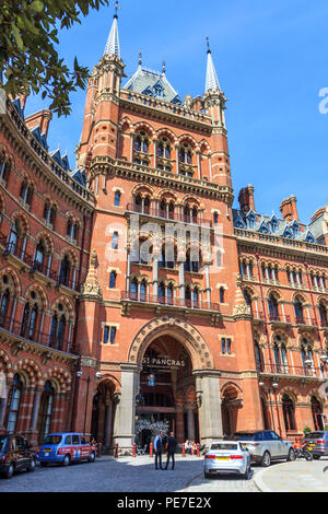 L'hôtel Renaissance London St Pancras station, au-dessus de Londres, Royaume-Uni, conçu par George Gilbert Scott et ouvert à l'origine en 1873 Banque D'Images