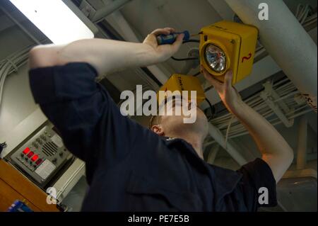 Océan Indien (nov. 6, 2015) 3ème classe-électricien effectue les réparations Sur Sagar James une bataille à bord de la classe Wasp lanterne d'assaut amphibie USS Essex (DG 2). Essex est le fleuron de la Essex Groupe amphibie et, avec l'entrepris 15e Marine Expeditionary Unit (15e MEU), est actuellement à la 7ème Flotte américaine zone de responsabilité. (U.S. Photo par marine Spécialiste de la communication de masse 2e classe Sean P. Gallagher/libérés) Banque D'Images