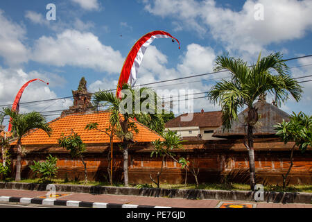 Les drapeaux sur les rues de Bali avant de célébration le jour de l'indépendance indonésienne. Bali, Indonésie Banque D'Images