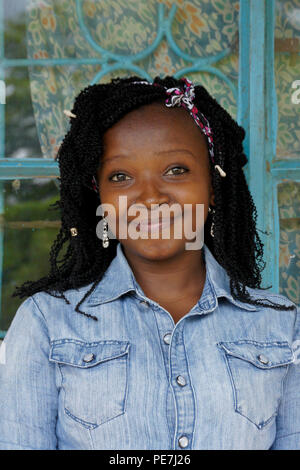 Portrait of teenage girl avec extensions de cheveux tressés, Kenya Banque D'Images