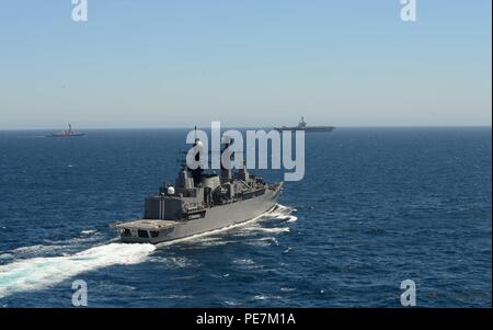 Océan Pacifique - (Oct 17, 2015) Le navire de guerre de la Marine chilienne RMS Williams cuit dans l'océan Pacifique en vue de l'unitas 2015 PHOTOEX. UNITAS 2015, la Marine américaine plus anciennes exercice maritime multinational annuel, fait partie des Mers du Sud le déploiement prévu par le Commandement Sud des forces navales des États-Unis/U.S. 4ème flotte. Ce 56e tour d'Unitas est réalisée en deux phases : UNITAS Pacifique, organisé par le Chili, octobre 13-24, 2015, et l'unitas Atlantique, accueillie par le Brésil prévue pour novembre. (U.S. Photo par marine Spécialiste de la communication de masse 2e classe Adam Henderson/libérés) Banque D'Images