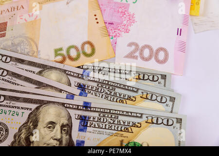 US dollars et hryvnia ukrainien, les billets d'argent mise de fond. Banque D'Images