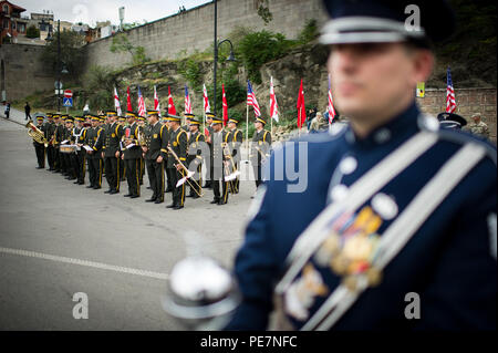 Les militaires turcs à côté de formes de bande l'US Air Forces in Europe Band avant un spectacle à Tbilissi, en Géorgie, le 17 octobre 2015. De 15 à 19 octobre, 33 musiciens de l'US Air Forces in Europe Band s'est rendu à la République de Géorgie pour plusieurs événements, y compris l'exécution dans le premier Festival international de musiques militaires à Tbilissi. C'est la première fois en près de 10 ans que la bande USAFE a voyagé de mener une mission dans la République de Géorgie. La Géorgie et les États-Unis sont des partenaires militaires et des engagements comme ceux-ci contribuent à renforcer encore les liens entre nos deux nations. Banque D'Images