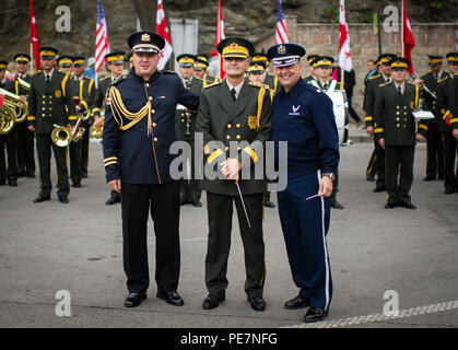 U.S Air Force Le Lieutenant-colonel Michael Mench, les forces aériennes américaines en Europe, commandant de la bande pose pour une photo avec les commandants des Géorgiens et des bandes turques avant un spectacle à Tbilissi, en Géorgie, le 17 octobre 2015. De 15 à 19 octobre, 33 musiciens de l'US Air Forces in Europe Band s'est rendu à la République de Géorgie pour plusieurs événements, y compris l'exécution dans le premier Festival international de musiques militaires à Tbilissi. C'est la première fois en près de 10 ans que la bande USAFE a voyagé de mener une mission dans la République de Géorgie. La Géorgie et les États-Unis sont des partenaires militaires et l'engagement Banque D'Images