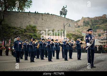 Les Forces aériennes américaines en Europe en Tbilisi, Géorgie, le 17 octobre 2015. De 15 à 19 octobre, 33 musiciens de l'US Air Forces in Europe Band s'est rendu à la République de Géorgie pour plusieurs événements, y compris l'exécution dans le premier Festival international de musiques militaires à Tbilissi. C'est la première fois en près de 10 ans que la bande USAFE a voyagé de mener une mission dans la République de Géorgie. La Géorgie et les États-Unis sont des partenaires militaires et des engagements comme ceux-ci contribuent à renforcer encore les liens entre nos deux nations. (U.S. Air Force photo/ Tech. Le Sgt. Ryan Crane) Banque D'Images