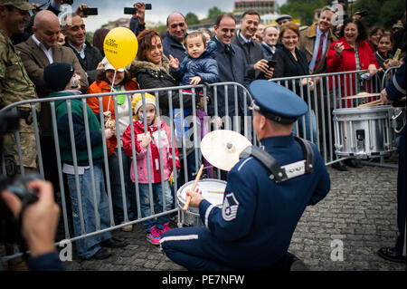 Le sergent-chef. Steve Przyzycki, les forces aériennes américaines en Europe Band percussionniste, joue pour la foule lors d'un show à Tbilissi, Géorgie, Octobre 17, 2015. De 15 à 19 octobre, 33 musiciens de l'US Air Forces in Europe Band s'est rendu à la République de Géorgie pour plusieurs événements, y compris l'exécution dans le premier Festival international de musiques militaires à Tbilissi. C'est la première fois en près de 10 ans que la bande USAFE a voyagé de mener une mission dans la République de Géorgie. La Géorgie et les États-Unis sont des partenaires militaires et des engagements comme ceux-ci contribuent à renforcer encore les liens entre Banque D'Images