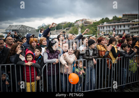 La foule se déchaîne pour l'US Air Forces in Europe Band au cours de show à Tbilissi, Géorgie, Octobre 17, 2015. De 15 à 19 octobre, 33 musiciens de l'US Air Forces in Europe Band s'est rendu à la République de Géorgie pour plusieurs événements, y compris l'exécution dans le premier Festival international de musiques militaires à Tbilissi. C'est la première fois en près de 10 ans que la bande USAFE a voyagé de mener une mission dans la République de Géorgie. La Géorgie et les États-Unis sont des partenaires militaires et des engagements comme ceux-ci contribuent à renforcer encore les liens entre nos deux nations. (U.S. Air Force photo/ Banque D'Images