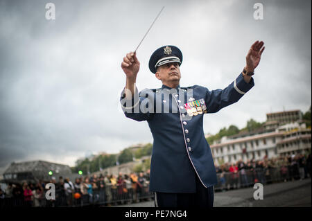 Le lieutenant-colonel Michael Mench, les forces aériennes américaines en Europe, commandant de la bande effectue au cours de show à Tbilissi, Géorgie, Octobre 17, 2015. De 15 à 19 octobre, 33 musiciens de l'US Air Forces in Europe Band s'est rendu à la République de Géorgie pour plusieurs événements, y compris l'exécution dans le premier Festival international de musiques militaires à Tbilissi. C'est la première fois en près de 10 ans que la bande USAFE a voyagé de mener une mission dans la République de Géorgie. La Géorgie et les États-Unis sont des partenaires militaires et des engagements comme ceux-ci contribuent à renforcer encore les liens entre nos deux nations. (U.S. Banque D'Images