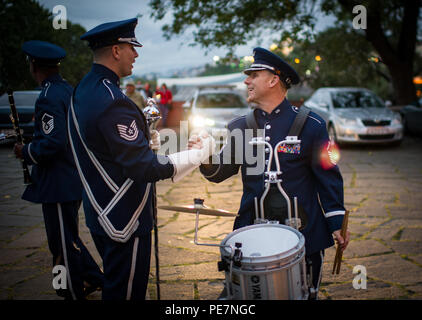 Le sergent-chef. Steve Przyzycki, les forces aériennes américaines en Europe, parle avec le percussionniste Bande Tech. Le Sgt. John Dawson, tambour-major, après une fanfare show à Tbilissi, Géorgie, Octobre 17, 2015. De 15 à 19 octobre, 33 musiciens de l'US Air Forces in Europe Band s'est rendu à la République de Géorgie pour plusieurs événements, y compris l'exécution dans le premier Festival international de musiques militaires à Tbilissi. C'est la première fois en près de 10 ans que la bande USAFE a voyagé de mener une mission dans la République de Géorgie. La Géorgie et les États-Unis sont des partenaires militaires et des engagements comme ceux-ci aident t Banque D'Images