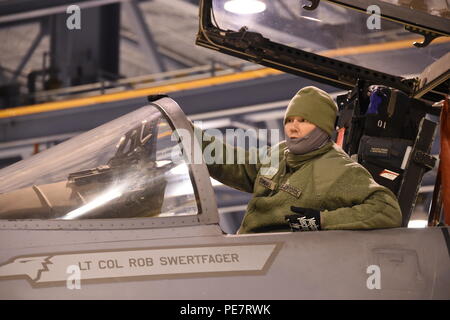 Jason Crandall, chef d'équipage de la 144th Fighter Wing, se prépare à déplacer un F-15C Eagle de la United States Air Force hors du 5 Hangar de la 5e Escadre Goose Bay, au Canada, pendant vigilant Shield 16 le 20 octobre 2015. Le F-15C est un chasseur tactique bimoteur tous temps propulsé par des turboréacteurs Pratt & Whitney F100-PW-220 à postcombustion. L’exercice a impliqué 700 membres de l’US Air Force, de la Garde nationale aérienne, de la Marine et des Forces armées canadiennes opérant à Iqaluit, au Nunavut et à Terre-Neuve-et-Labrador. Banque D'Images
