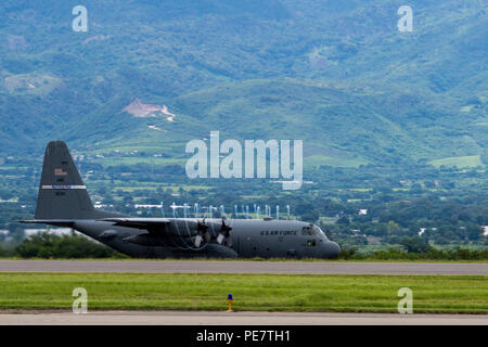 Un Hercules C-130, transportant environ 20 Marines des États-Unis, se prépare à décoller de la Base Aérienne de Soto Cano, le Honduras, le 15 octobre 2015. Ce sera le premier groupe de Marines de transférer aux Etats-Unis. SPMAGTF-SC est un déploiement temporaire de marines et marins dans tout le Honduras, El Salvador, Guatemala, Belize et en mettant l'accent sur la création et le maintien de la capacité de partenariat avec chaque pays à travers des valeurs communes, des défis et des responsabilités. (U.S. Marine Corps photo par le Sgt. Andy J. Orozco/libérés) Banque D'Images