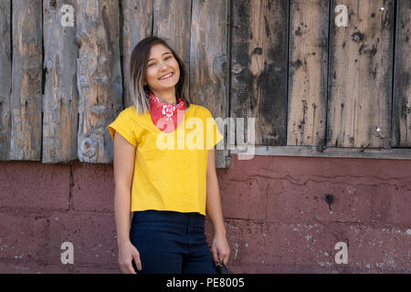 Young happy woman portrait avec t-shirt jaune Banque D'Images