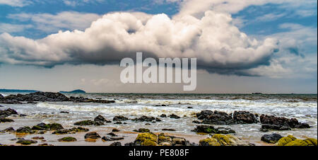 Belle vue panoramique sur le Paysage ou Paysage marin avec des nuages orageux, et noirâtres, dans le ciel bleu à propos de pluie en saison des pluies de mousson Banque D'Images