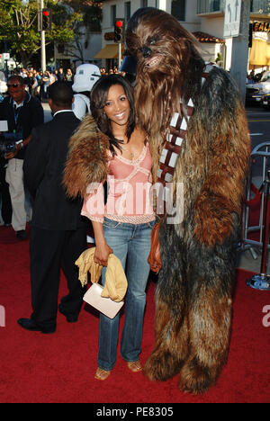 Chewbacca et Shaun Robinson au Star War III : La Revanche des Sith au Westwood Village Theatre de Los Angeles. Le 12 mai 2005. RobinsonShaun Chewbacca011 Red Carpet Event, Vertical, USA, Cinéma, Célébrités, photographie, Bestof, Arts, Culture et divertissement, Célébrités Topix fashion / Vertical, Best of, événement dans la vie d'Hollywood, Californie - Tapis rouge et en backstage, USA, Cinéma, Célébrités, cinéma, télévision, Célébrités célébrités musique, photographie, Arts et culture, Bestof, divertissement, Topix, vertical, une seule personne, à partir de l'année 2005, enquête tsuni@Gam Banque D'Images