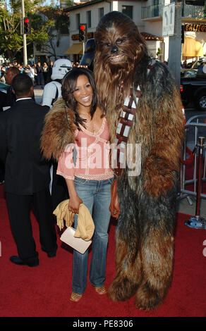Chewbacca et Shaun Robinson au Star War III : La Revanche des Sith au Westwood Village Theatre de Los Angeles. Le 12 mai 2005. RobinsonShaun Chewbacca012 Red Carpet Event, Vertical, USA, Cinéma, Célébrités, photographie, Bestof, Arts, Culture et divertissement, Célébrités Topix fashion / Vertical, Best of, événement dans la vie d'Hollywood, Californie - Tapis rouge et en backstage, USA, Cinéma, Célébrités, cinéma, télévision, Célébrités célébrités musique, photographie, Arts et culture, Bestof, divertissement, Topix, vertical, une seule personne, à partir de l'année 2005, enquête tsuni@Gam Banque D'Images