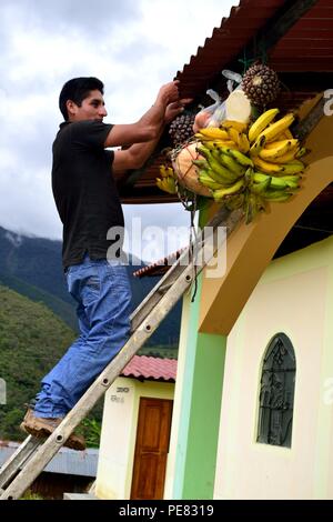 Livraison de nourriture- Church - Fiestas Virgen del Carmen à El Carmen DE LA FRONTERA - Equateur - frontière. .Département de Piura au Pérou Banque D'Images