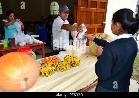 Livraison de nourriture- Church - Fiestas Virgen del Carmen à El Carmen DE LA FRONTERA - Equateur - frontière. .Département de Piura au Pérou Banque D'Images