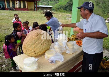 Livraison de nourriture- Church - Fiestas Virgen del Carmen à El Carmen DE LA FRONTERA - Equateur - frontière. .Département de Piura au Pérou Banque D'Images