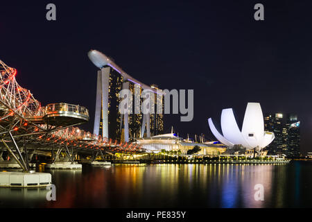 Vue panoramique sur la Marina Bay à Singapour sous l'Helix Bridge, vous pourriez voir Sciences de l'Art Museum, Marine Bay Sands et gratte-ciel en arrière-plan. Banque D'Images