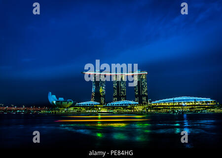 Singapour - 5 août, 2018 : paysage urbain de Marina Bay, Singapour de nuit. Banque D'Images