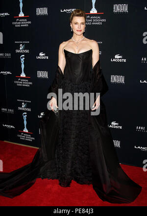 Brenda Strong arrivant à la 7e édition annuelle des costumiers Guild Awards au Beverly Hilton Hotel à Los Angeles. Le 19 février 2005. StrongBrenda340 Red Carpet Event, Vertical, USA, Cinéma, Célébrités, photographie, Bestof, Arts, Culture et divertissement, Célébrités Topix fashion / Vertical, Best of, événement dans la vie d'Hollywood, Californie - Tapis rouge et en backstage, USA, Cinéma, Célébrités, cinéma, télévision, Célébrités célébrités musique, photographie, Arts et culture, Bestof, divertissement, Topix, vertical, une seule personne, à partir de l'année 2005, enquête tsuni@Gamma-USA.com Banque D'Images