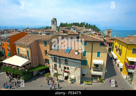 Vue du Château Scaliger sur la vieille ville de Sirmione, Lac de Garde, Lombardie, Italie Banque D'Images