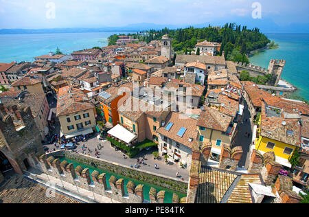 Vue du Château Scaliger sur la vieille ville de Sirmione, Lac de Garde, Lombardie, Italie Banque D'Images