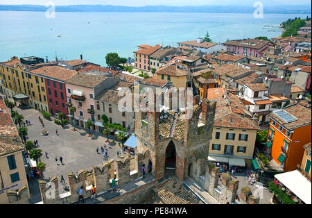 Vue du Château Scaliger sur la vieille ville de Sirmione, Lac de Garde, Lombardie, Italie Banque D'Images