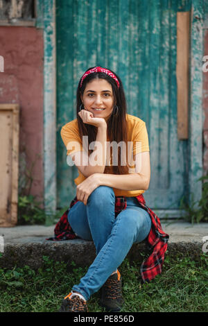 Young happy woman portrait avec t-shirt jaune Banque D'Images