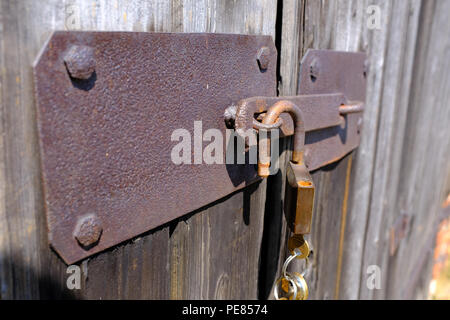 Ancienne grange sur cadenas déverrouillé gauche porte sur une exploitation agricole en Pologne Banque D'Images