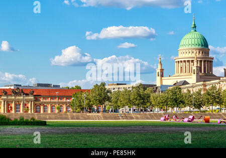 Le plus vieux musée du film de l'Allemagne dans l'ancien palais de la ville et le fleuve sur la Nikolaikirche Alter Markt avec son dôme visible de tous les côtés à Potsdam Banque D'Images