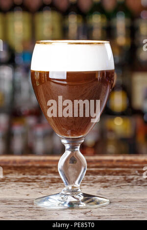 Café viennois sans alcool - une boisson traditionnelle pour le petit-déjeuner. Café avec l'ajout de crème et chocolat Banque D'Images