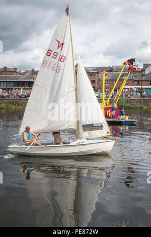 Un petit voilier a passé la ligne d'arrivée de l'Nithraid boat race sur 11 Août 2018 dans la région de Dumfries, en Écosse. Banque D'Images