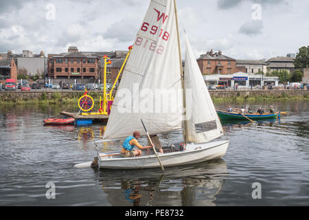 Les petits bateaux atteindre la ligne d'arrivée de la course à voile sur Nithraid 11 Août 2018 dans la région de Dumfries, en Écosse. Banque D'Images