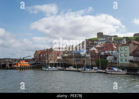 Whitby Harbour sur la côte de North Yorkshire, Angleterre. Vue sur l'eau de l'église St Mary sur la falaise. Banque D'Images