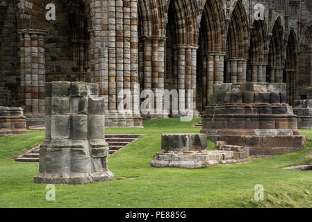 Les ruines de l'abbaye de Whitby, sur la côte de North Yorkshire, Angleterre. Connu sous le nom de l'inspiration pour le roman de Bram Stoker "Dracula". Banque D'Images