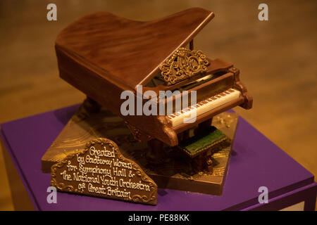 Un grand piano de chocolat Cadbury World sur scène à Birmingham Symphony Hall, Broad Street, Birmingham. Le piano pesant 2 kg et fait à partir de 44 bars standard de produits laitiers le lait était un cadeau à Symphony Hall et le National Youth Orchestra of Great Britain. Banque D'Images