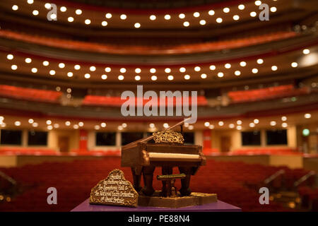 Un grand piano de chocolat Cadbury World sur scène à Birmingham Symphony Hall, Broad Street, Birmingham. Le piano pesant 2 kg et fait à partir de 44 bars standard de produits laitiers le lait était un cadeau à Symphony Hall et le National Youth Orchestra of Great Britain. Banque D'Images